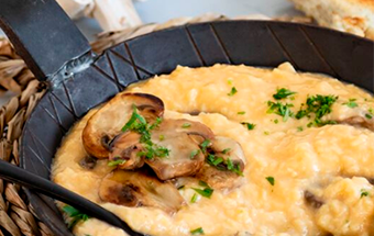 HUEVOS REVUELTOS CON HONGO CREMINI Y QUESO DE CABRA